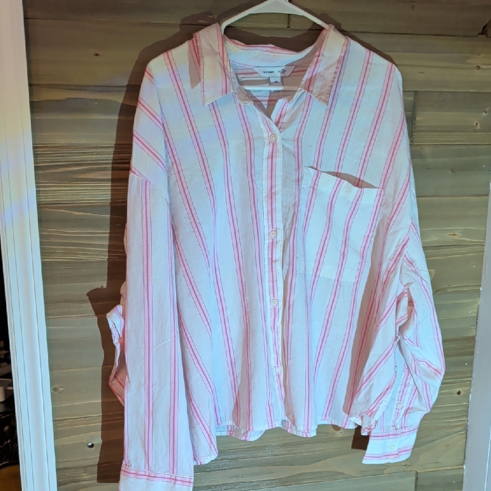 Old Navy Cropped Button-Up Shirt in White and Pink Stripes 4X